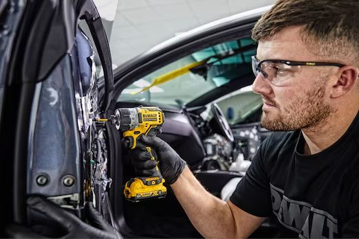 Wkrętarka 12V 1/4 cala 8Nm 2x2,0Ah DCF601D2-QW DeWalt